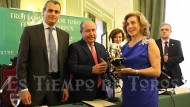 Dª. Clotilde Calvo recoge el premio del Colegio de Veterinarios