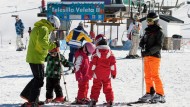 Sierra Nevada invita a cinco familias a aprender a esquiar