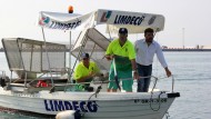 Comienza a funcionar el barco limpiaplayas de LIMDECO