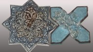 El azulejo en lajavardina del Iran Il-Jani, pieza del mes en el Museo de la Alhambra