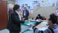 La candidata de IU vota aspirando a conseguir dos diputados para Granada