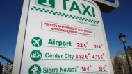 Paneles informan a turistas sobre precio del taxi