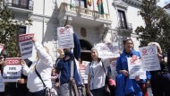 Los trabajadores de Clece protestan porque siguen sin cobrar