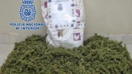 La Policía Nacional detiene a dos varones por la tenencia de más de tres kilos de marihuana