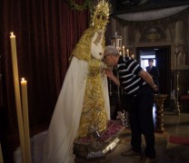 Concurrido besamanos a la Virgen de la Aurora en el primer aniversario de su coronación