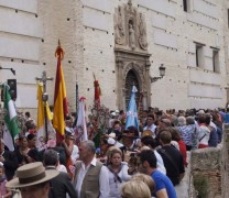 La ciudad se llena de color con la salida de la Hermandad del Rocío de Granada