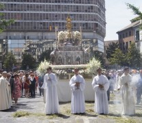 La procesión del Corpus recorre Granada arropada por miles de personas La procesión del Corpus recorre Granada arropada por miles de personas