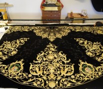 Martínez Hurtado convierte el manto de coronación de la Virgen de la Soledad de Guadix en una joya Martínez Hurtado convierte el manto de coronación de la Virgen de la Soledad de Guadix en una joya