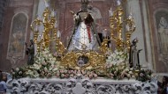 La Virgen del Rosario Coronada recorrió el centro de Granada muy acompañada La Virgen del Rosario Coronada recorrió el centro de Granada muy acompañada
