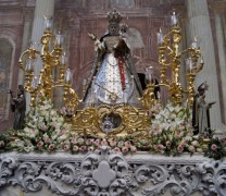 La Virgen del Rosario Coronada recorrió el centro de Granada muy acompañada La Virgen del Rosario Coronada recorrió el centro de Granada muy acompañada