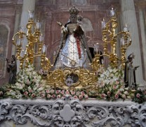 La Virgen del Rosario Coronada recorrió el centro de Granada muy acompañada