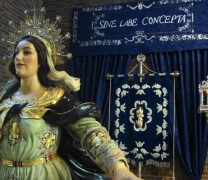 Gran respuesta a la iniciativa solidaria en el besamanos a la Virgen de la Alegría