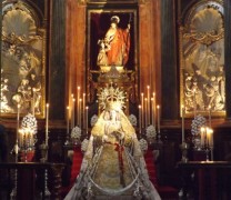Elegante altar para el besamanos inmaculista a María Santísima de la Aurora Coronada Elegante altar para el besamanos inmaculista a María Santísima de la Aurora Coronada