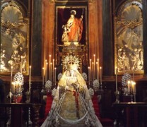 Elegante altar para el besamanos inmaculista a María Santísima de la Aurora Coronada