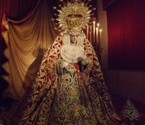Santo Domingo acogió un año más el besamanos a la Virgen del Rosario