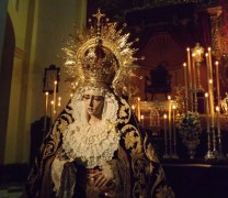 La Reina de Roma bajó de su altar para recibir la veneración de sus devotos La Reina de Roma bajó de su altar para recibir la veneración de sus devotos