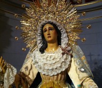 La Virgen del Sacromonte luce ya la vestimenta de la Inmaculada