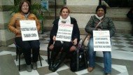 Trabajadoras de ayuda a domicilio de Motril se encierran en protesta por impago de nóminas Trabajadoras de ayuda a domicilio de Motril se encierran en protesta por impago de nóminas