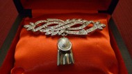 García Quintero, pregonero del Costalero, dona una broche a la Virgen de la Victoria García Quintero, pregonero del Costalero, dona una broche a la Virgen de la Victoria