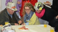 Jóvenes y mayores de Pinos Puente celebran el Día de Andalucía con un encuentro intergeneracional