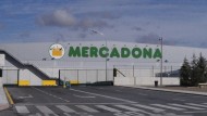 Mercadona se compromete con el Banco de Alimentos a donar productos de primera necesidad para su distribución Mercadona se compromete con el Banco de Alimentos a donar productos de primera necesidad para su distribución