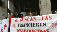 La Caixa estudiará el problema de familias afectadas por hipotecas con financieras tras una protesta del 15M La Caixa estudiará el problema de familias afectadas por hipotecas con financieras tras una protesta del 15M