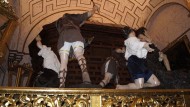 La cofradía de Los Estudiantes regala a Granada un gran conjunto escultórico con su nuevo misterio La cofradía de Los Estudiantes regala a Granada un gran conjunto escultórico con su nuevo misterio