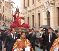 La Borriquilla traslada a sus Titulares, ágilmente bajo la lluvia, al Perpetuo Socorro La Borriquilla traslada a sus Titulares, ágilmente bajo la lluvia, al Perpetuo Socorro