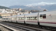 La Junta apoya la concentración en defensa del ferrocarril que rechaza la supresión de la media distancia en Granada