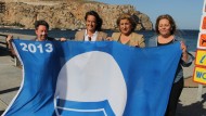 Tres banderas azules ondean ya en los seis kilómetros de la costa de Motril