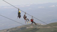 Los pisteros de Sierra Nevada ensayan el rescate aéreo en remontes