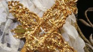 Unos novios regalan a la Virgen del Mayor Dolor el puñal que mostró en el besamanos Unos novios regalan a la Virgen del Mayor Dolor el puñal que mostró en el besamanos