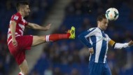 1-0. El Espanyol gana con diez y complica la vida al Granada 1-0. El Espanyol gana con diez y complica la vida al Granada