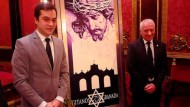 Álvaro Abril pinta en un cartel la historia de la hermandad de los Gitanos Álvaro Abril pinta en un cartel la historia de la hermandad de los Gitanos