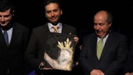 Juan Jesús López-Guadalupe recibe las cubiertas del pregón Juan Jesús López-Guadalupe recibe las cubiertas del pregón