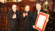 El pregonero recibió el pergamino con su nombramiento El pregonero recibió el pergamino con su nombramiento