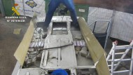 Descubren en el puerto de Motril un doble fondo con hachís en el techo una furgoneta Descubren en el puerto de Motril un doble fondo con hachís en el techo una furgoneta