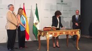 En su toma de posesión como rectora Pilar Aranda pide a Susana Díaz dinero para la UGR