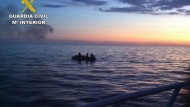 Rescatados frente a Almuñécar los tres ocupantes de una embarcación a la deriva