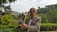 Ian Gibson presenta aquí su nueva guía sobre Granada y Lorca y opina sobre el centro de La Romanilla