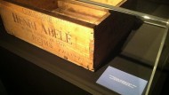 El Parque de las Ciencias expone una caja original del champán que se sirvió en el Titanic
