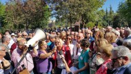 AUDIO: Amarga protesta de emigrantes retornados ante Hacienda