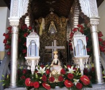 Rocío 2012: El Simpecado de Granada, con rosas rojas, aguarda su presentación
