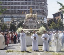 La procesión del Corpus recorre Granada arropada por miles de personas