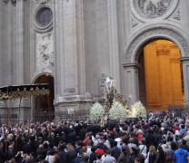 Miles de personas acompañan a la Virgen de las Angustias en Rosario de la Aurora