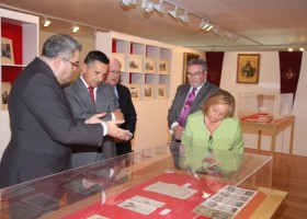 La exposición ‘Resplandores’ muestra la devoción centenaria a la patrona de Granada